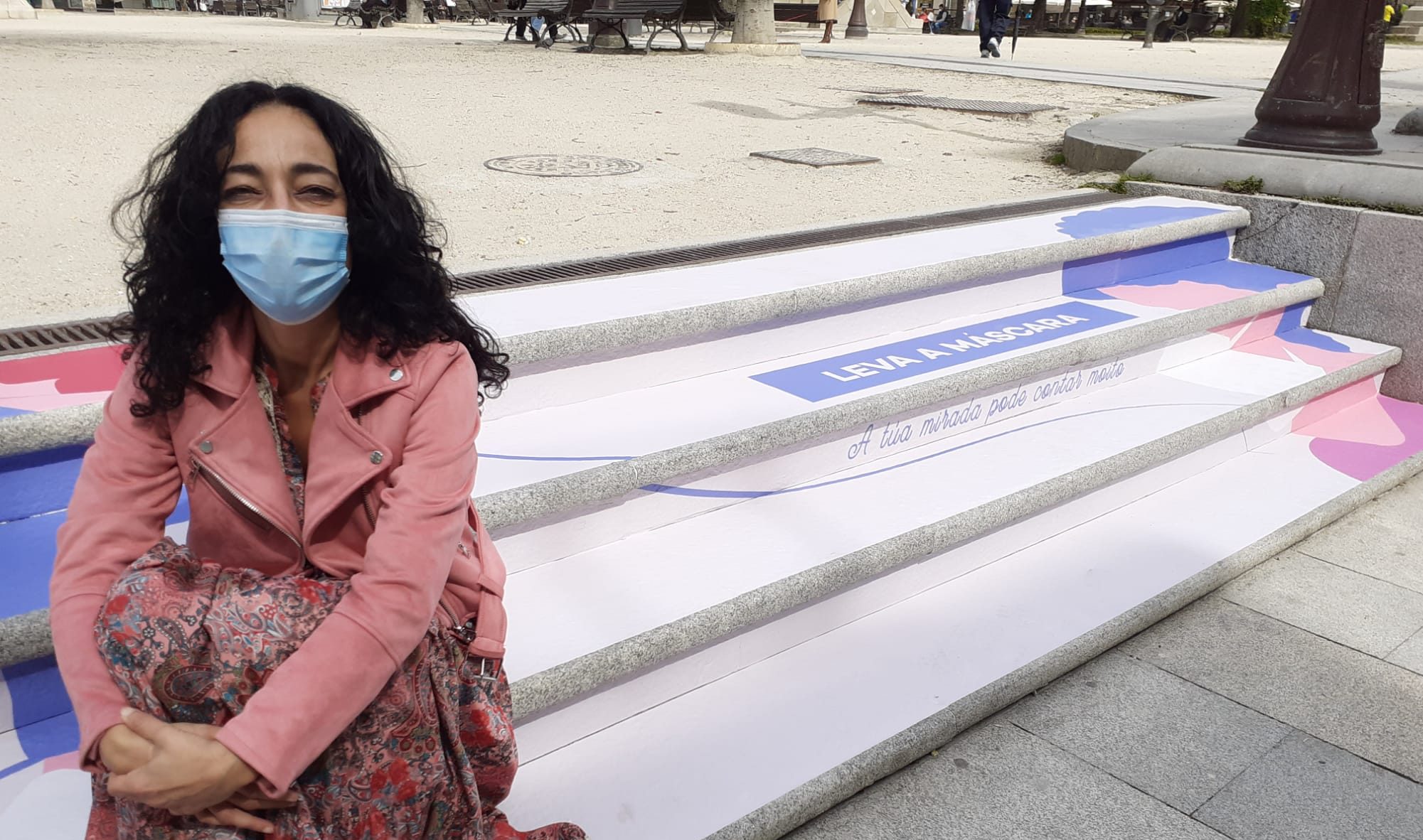 Ana Abelleira junto al vinilo que se acaba de instalar