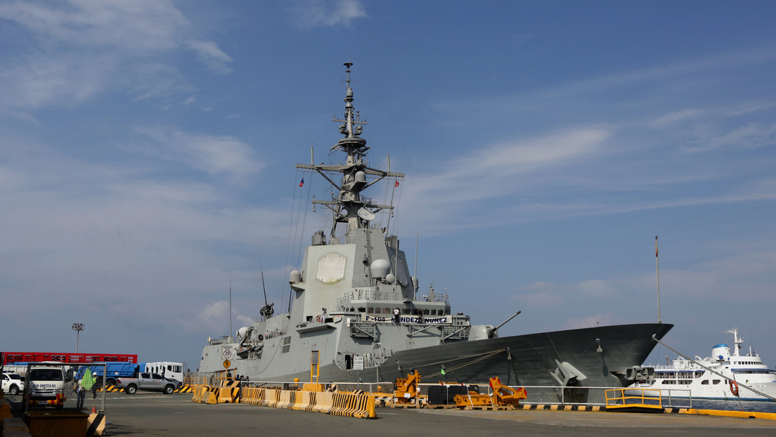La fragata Méndez Núñez, con base en Ferrol, durante una parada en el puerto de Manila