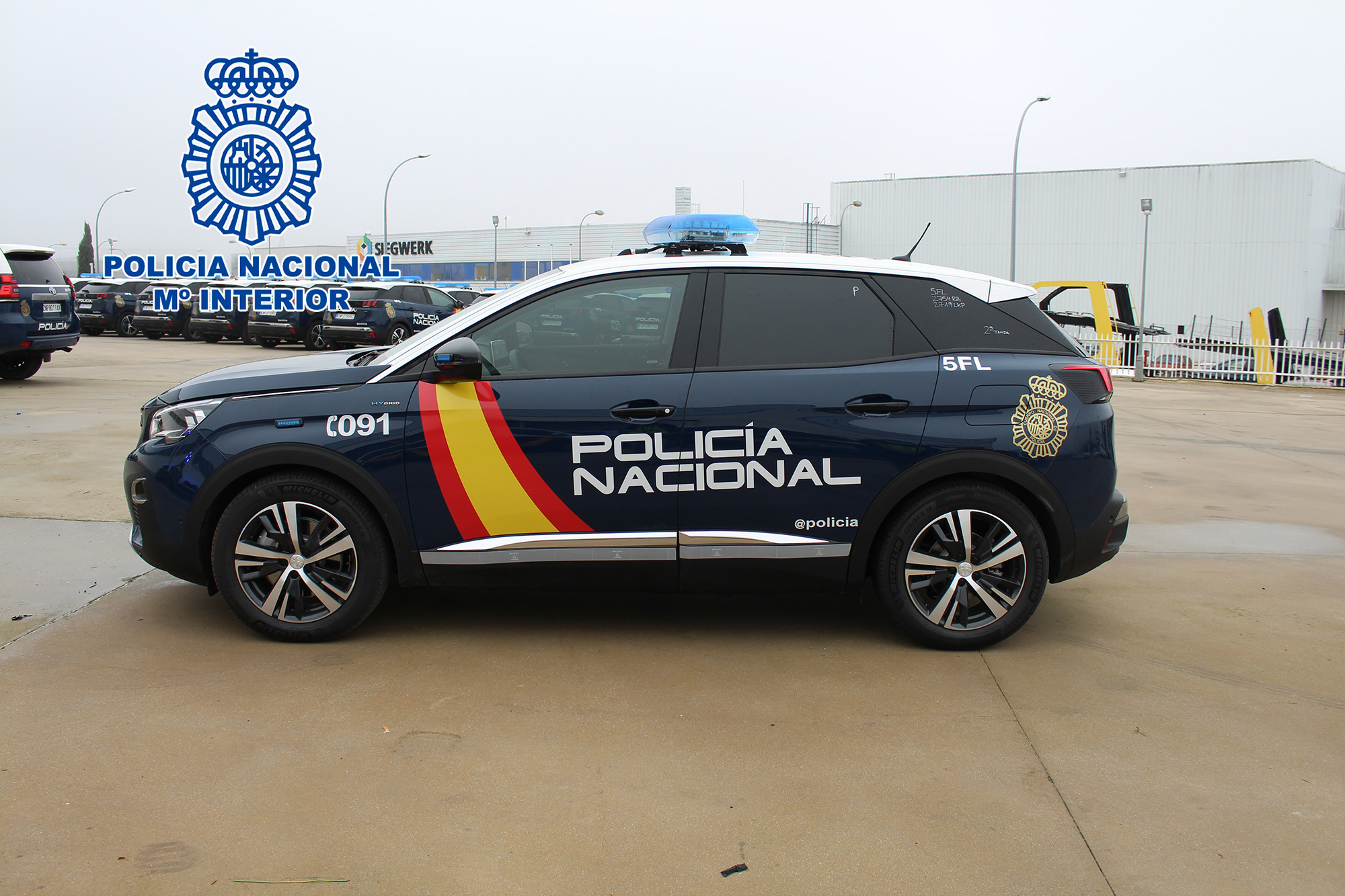 Uno de los nuevos vehículos híbridos enchufables adquiridos por la Policía Nacional