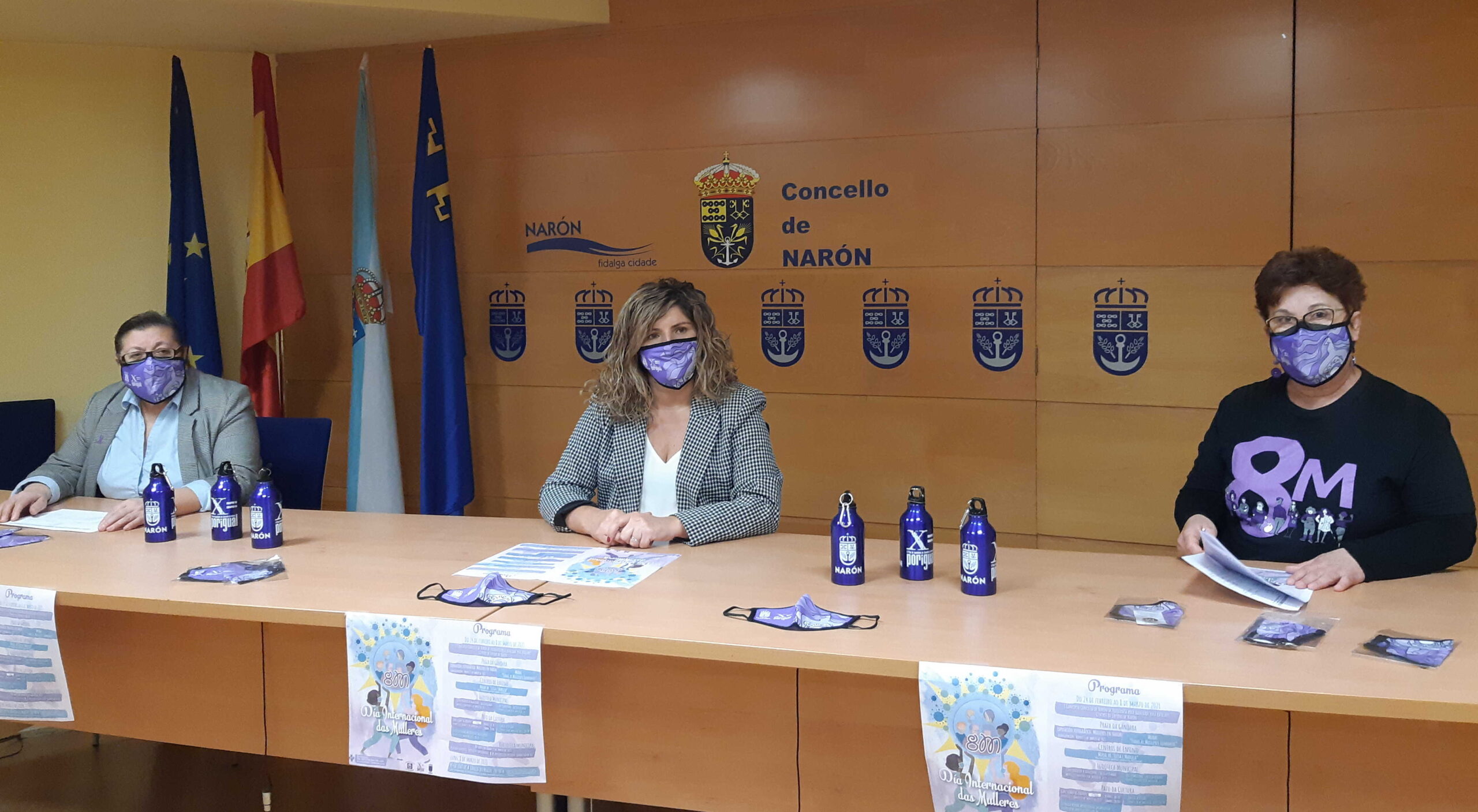 La alcaldesa, Marián Ferreiro, presentó los actos acompañada de las ediles de Igualdad, Mar Gómez, y de Educación y Bibliotecas, Mercedes Taibo