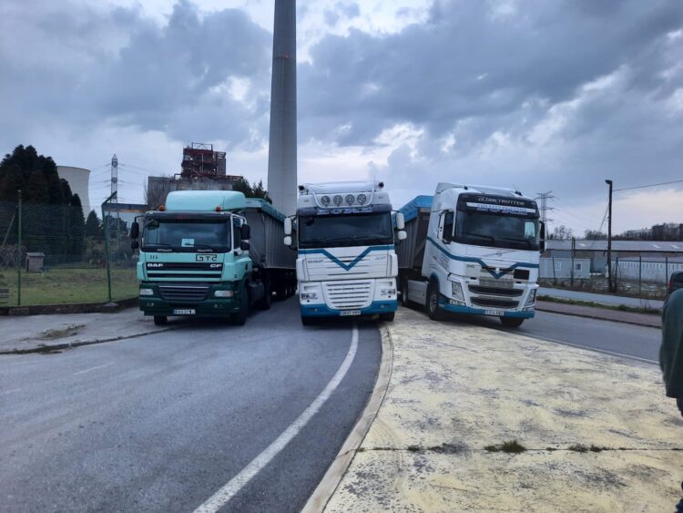 Los camiones impiden el paso a la central térmica