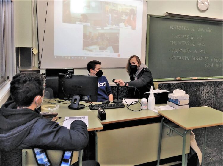 La celebración de la asamblea en el instituto.