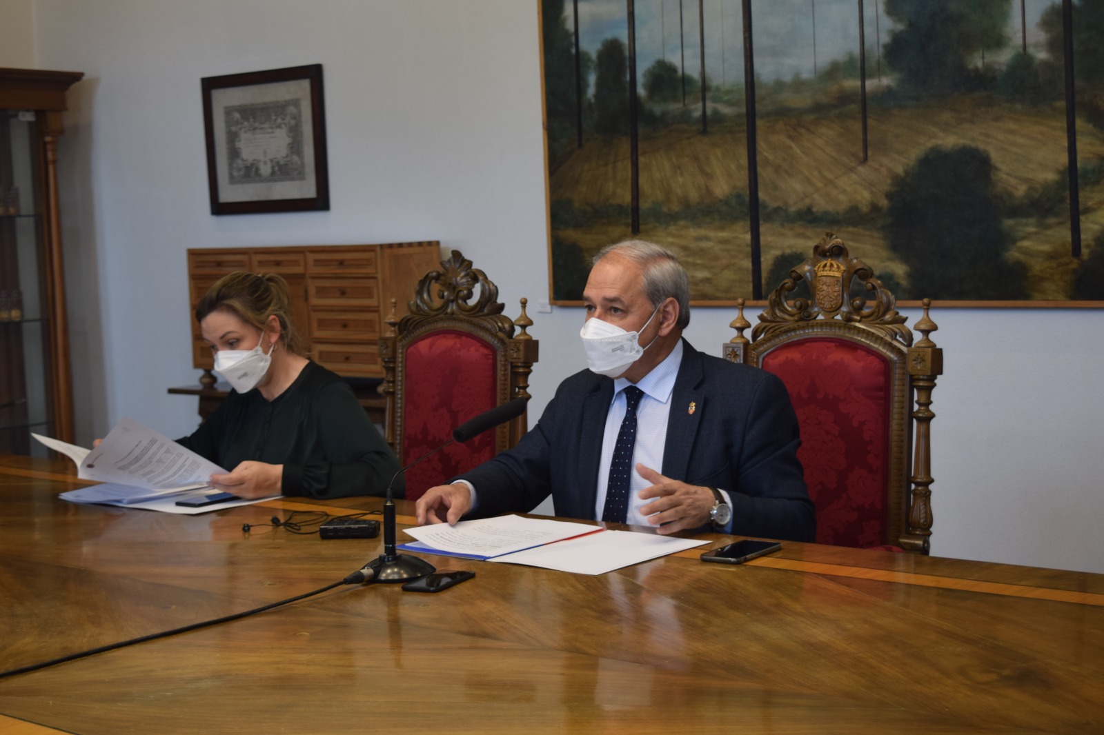 El presidente y la diputada provincial explicando el plan "Saborea a túa provincia" | DEPUTACIÓN DE LUGO