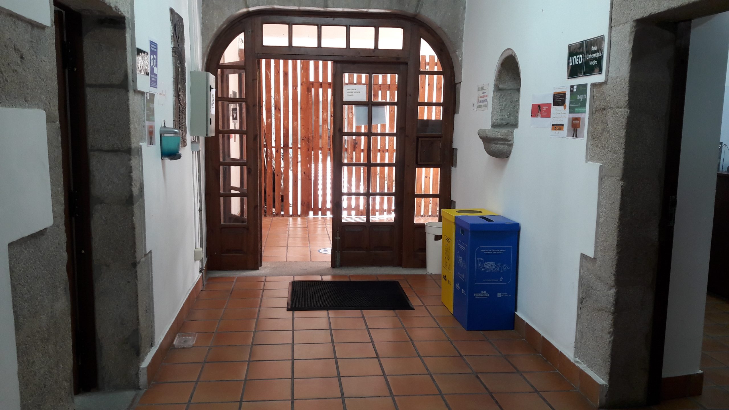 Los contenedores colocados en los centros educativos.