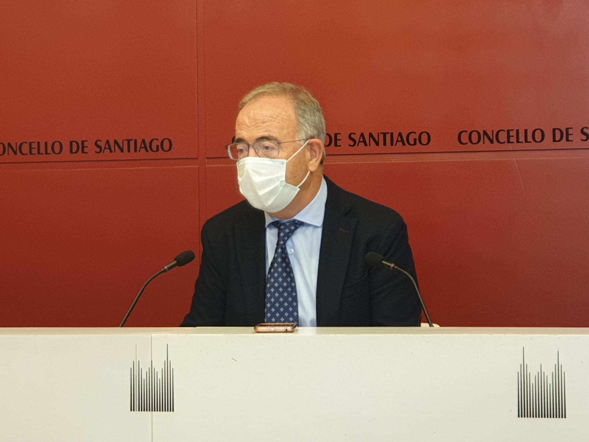 El alcalde de Santiago en rueda de prensa.
