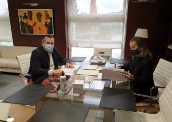 Pablo Lago y Ethel Vázquez durante la reunión | CONCELLO DE BRIÓN