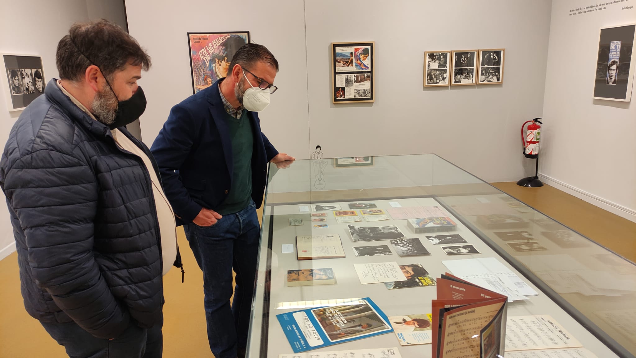 Ángel Mato, durante la visita a la exposición de Andrés Dobarro