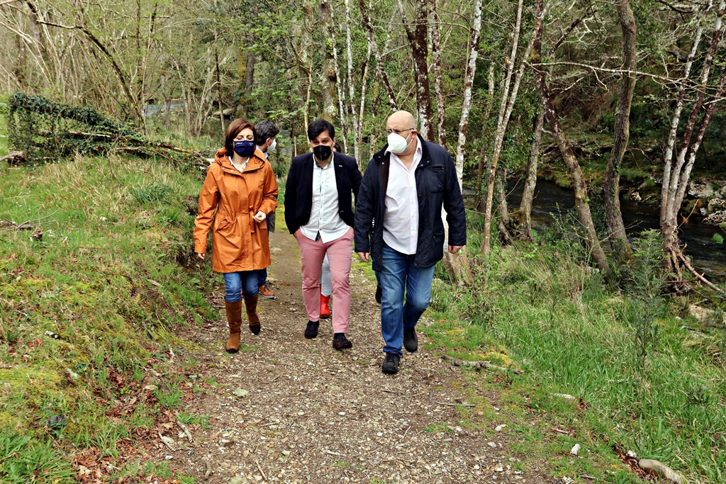 La conselleira y el alcalde recorrieron la zona a orillas del Sor