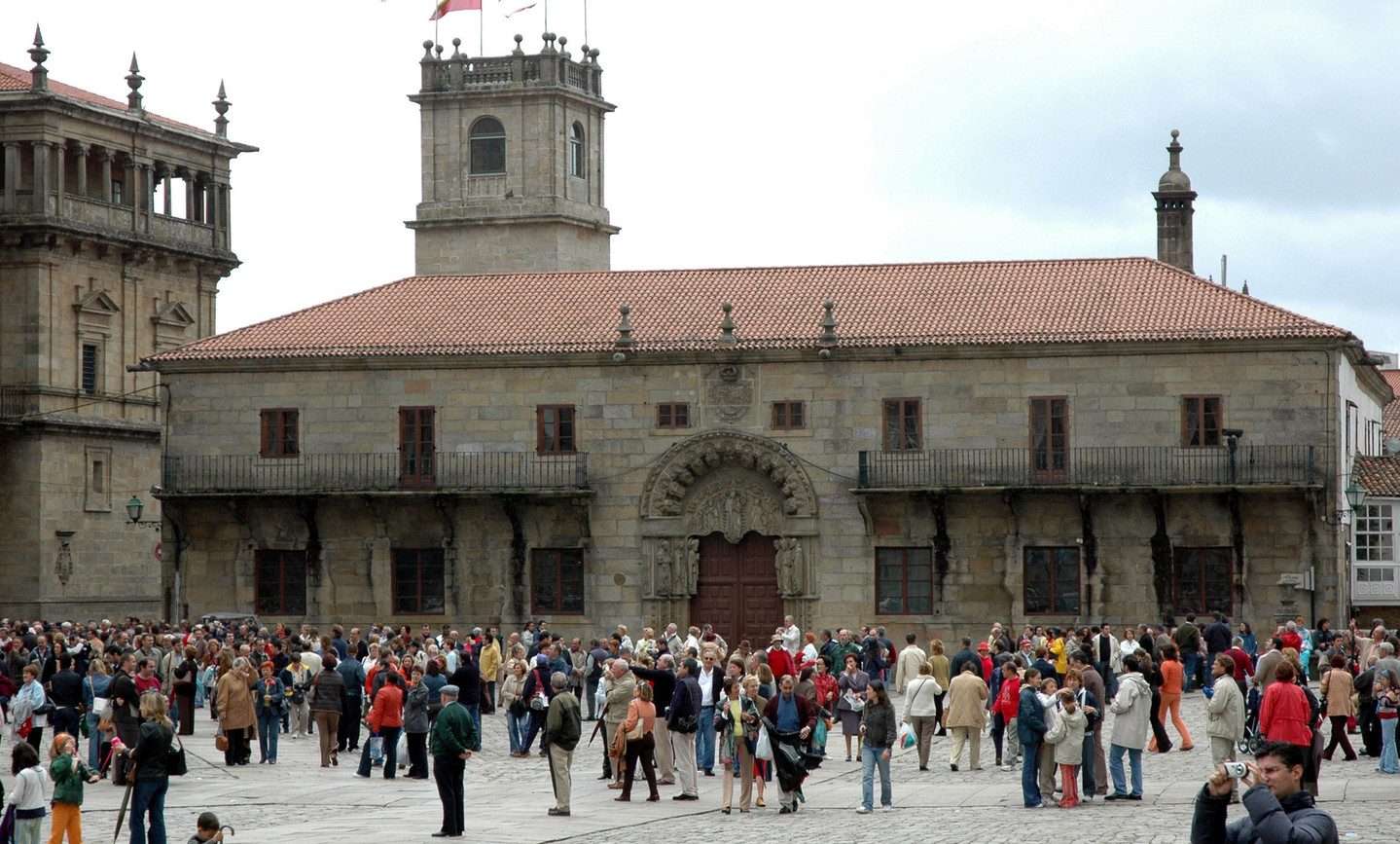 Turistas en la plaza del Obradoiro, en una imagen de archivo | TURISMO SANTIAGO