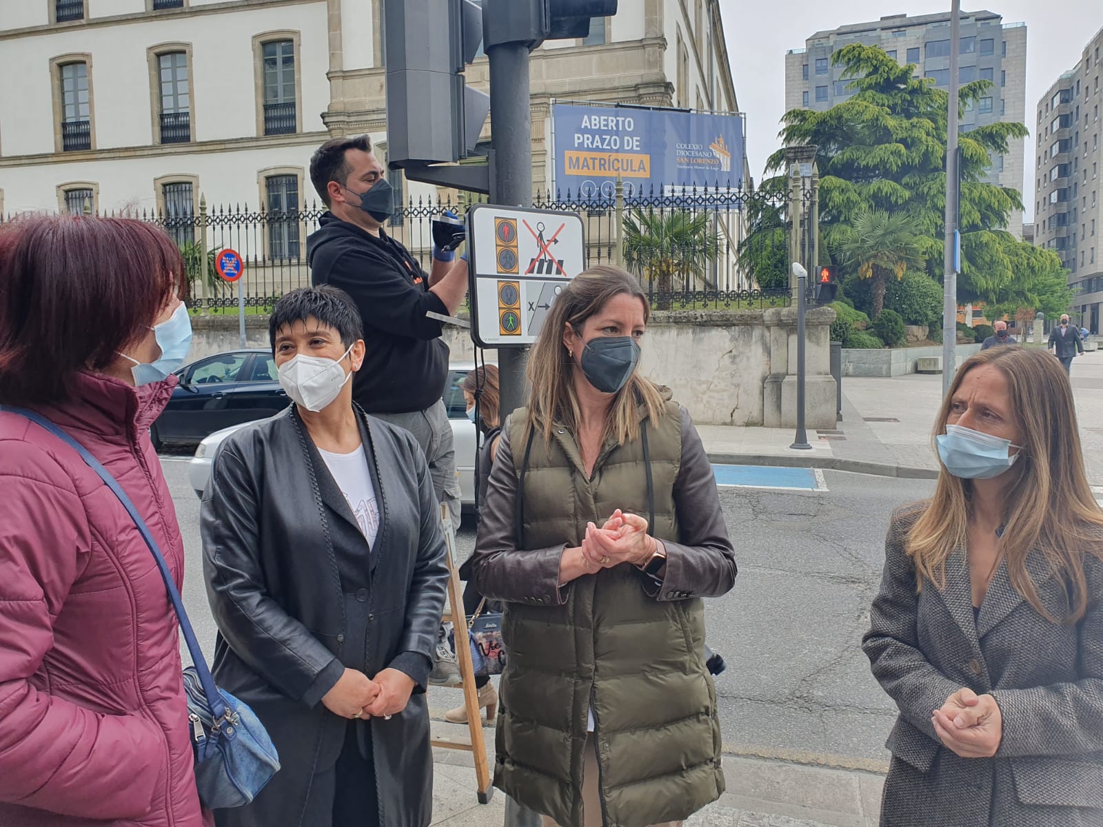 Colocación del primer semáforo TEA en Lugo.