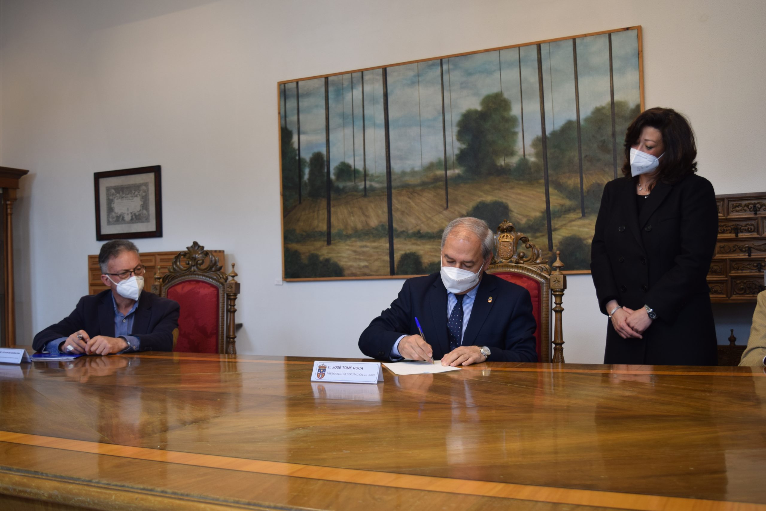 El presidente de la Diputación y el alcalde firmando el acuerdo. | DIPUTACIÓN DE LUGO