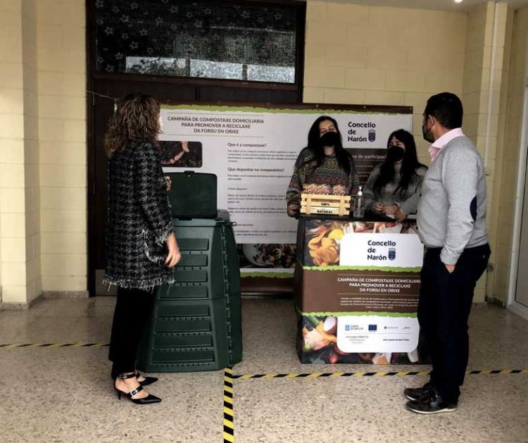 La alcaldesa, Marián Ferreiro, acudió al stand de Sedes donde se informa sobre el taller de compostaje
