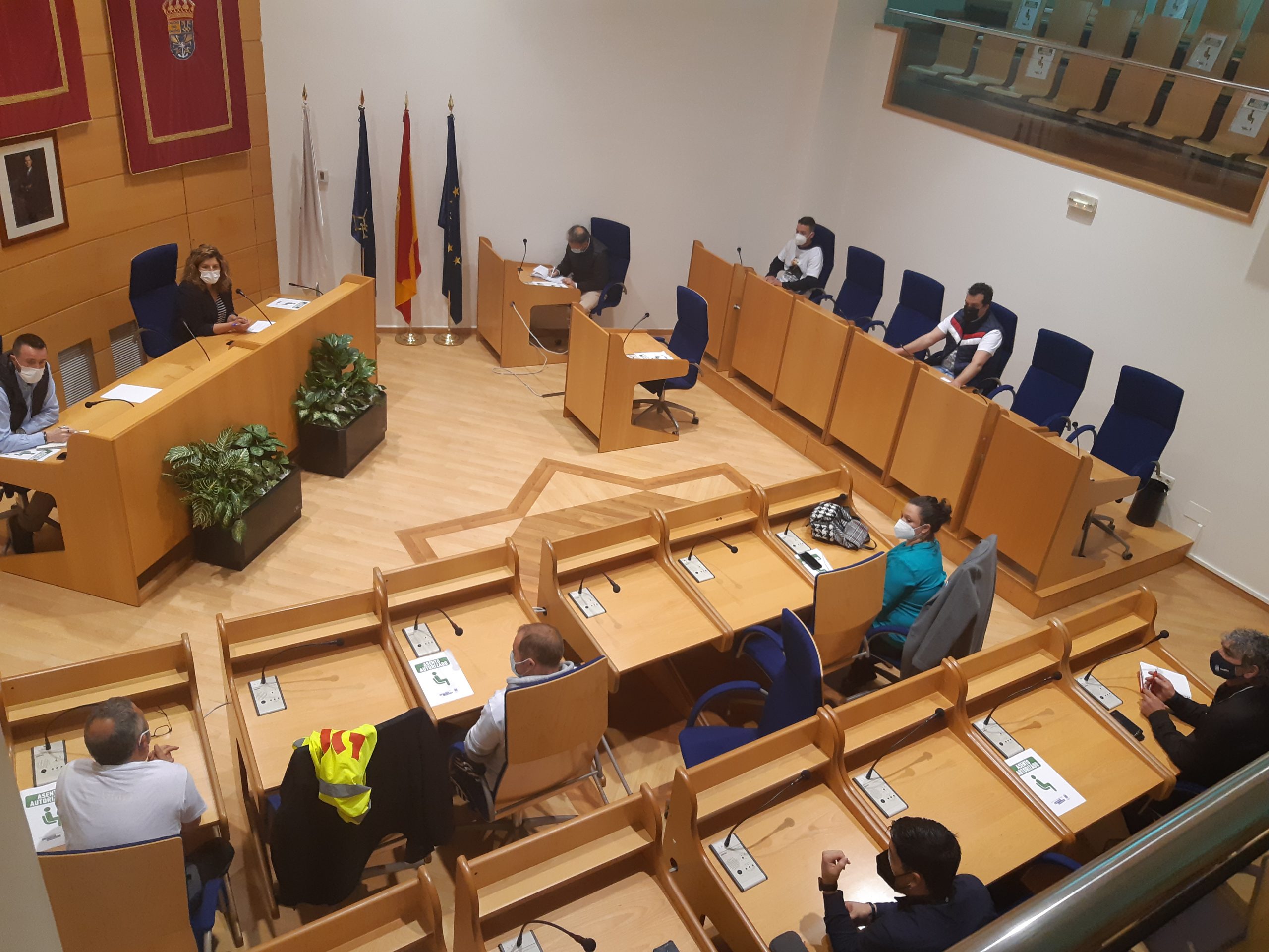 Los miembros de la corporación naronesa recibieron a los representantes de la empresa en el salón de plenos