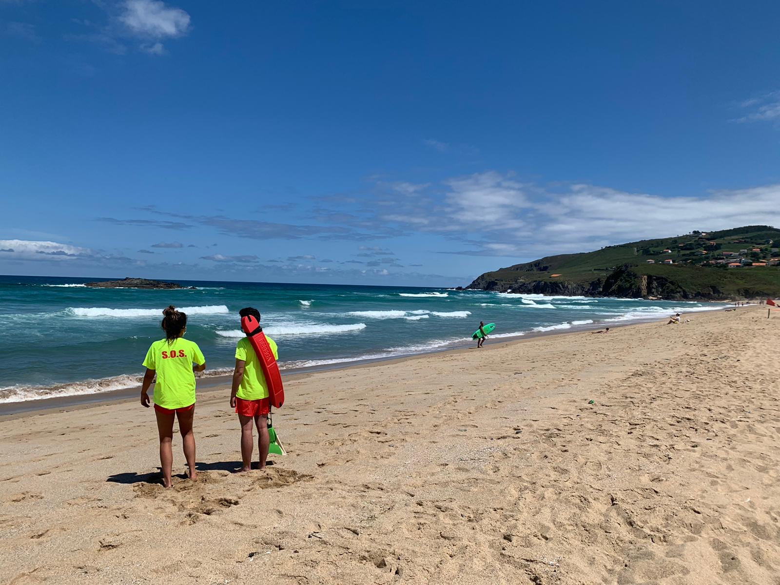 Dos socorristas en una playa