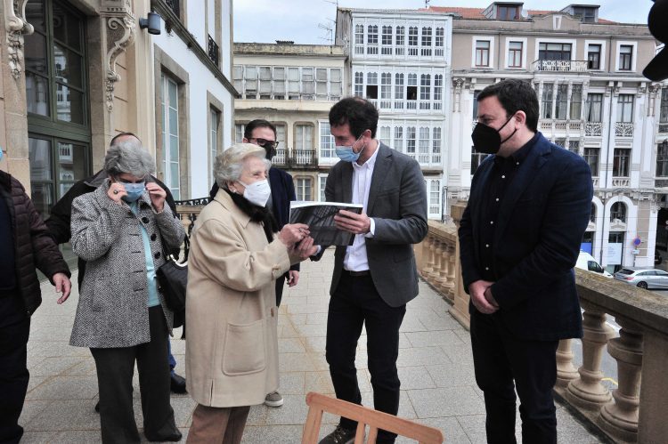 José Pardo entrega su libro a Lucila Ucha, hija del arquitecto.