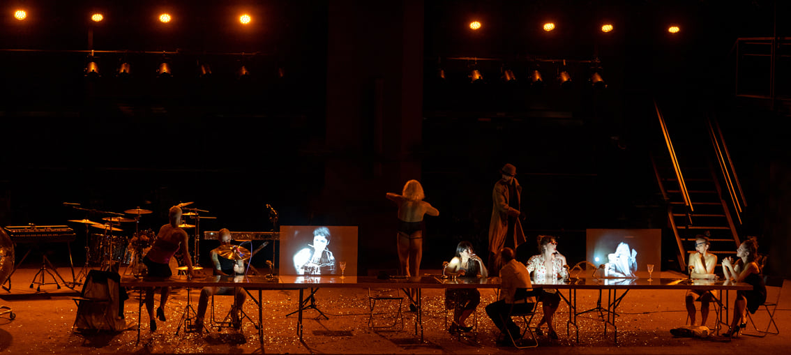 Gran parte de la magia de la obra radica en una concatenación de espacios de luz y una atmósfera única
