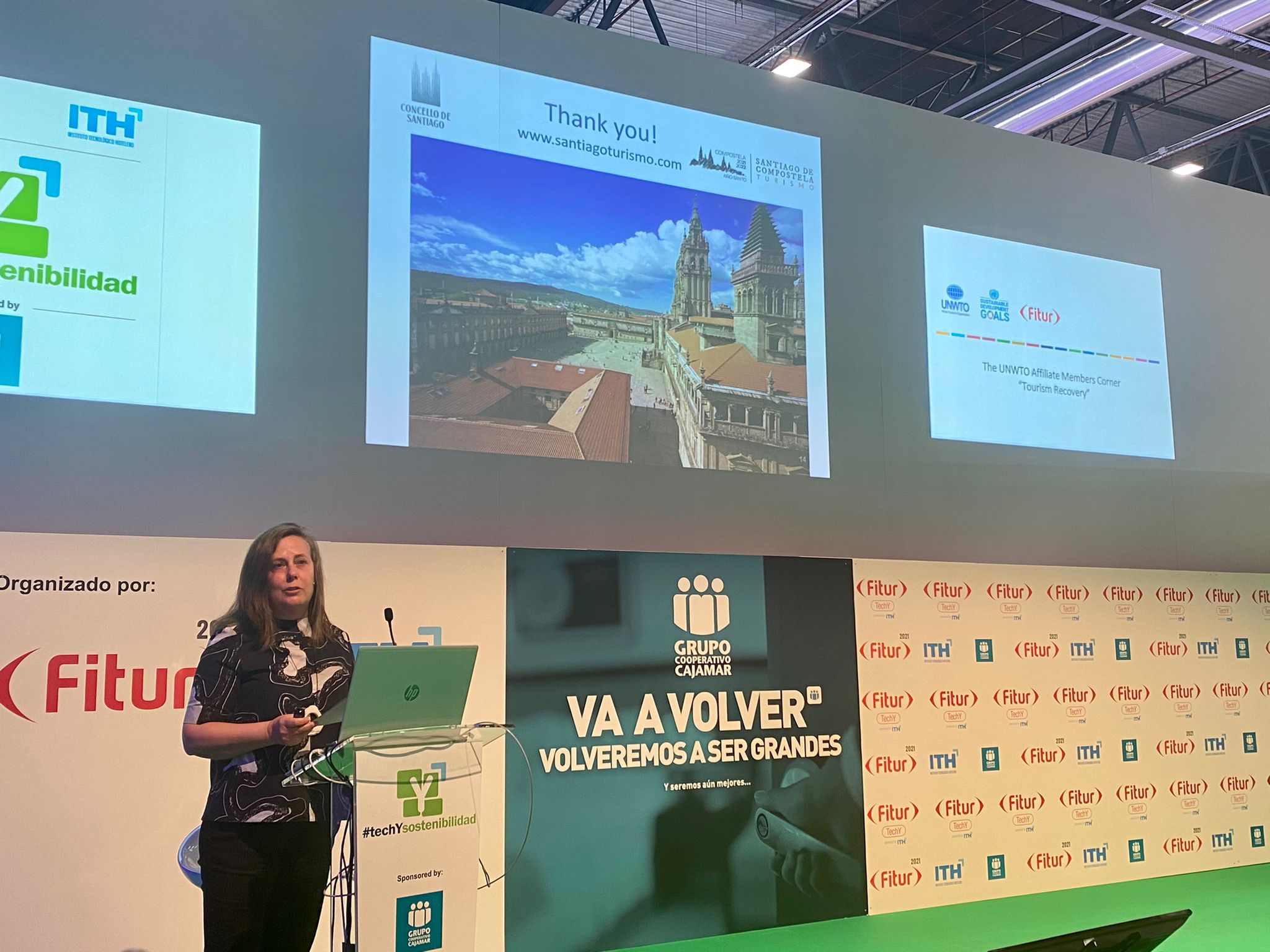 La gerente de Turismo, Flavia Ramil, presenta el plan en Fitur | AYUNTAMIENTO DE SANTIAGO