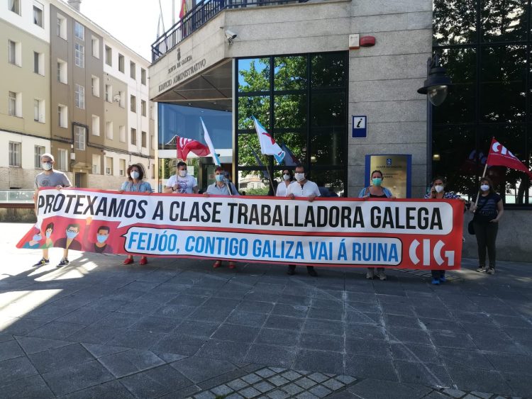 Concentración en Ferrol frente al edificio de la Xunta