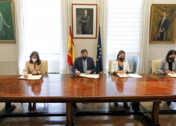 Inés Rey, José Luis Ábalos, Ethel Vázquez e Isabel Pardo de Vera firman el convenio de la Intermodal | AYUNTAMIENTO DE A CORUÑA