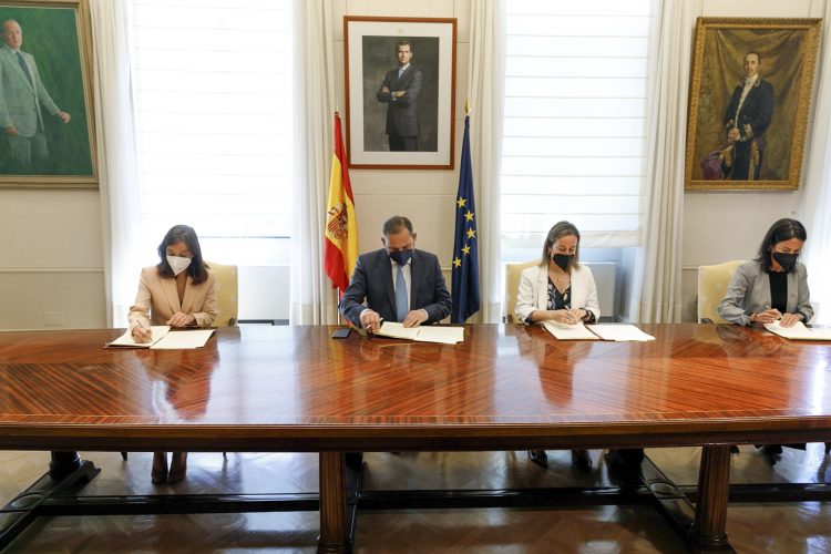 Inés Rey, José Luis Ábalos, Ethel Vázquez e Isabel Pardo de Vera firman el convenio de la Intermodal | AYUNTAMIENTO DE A CORUÑA