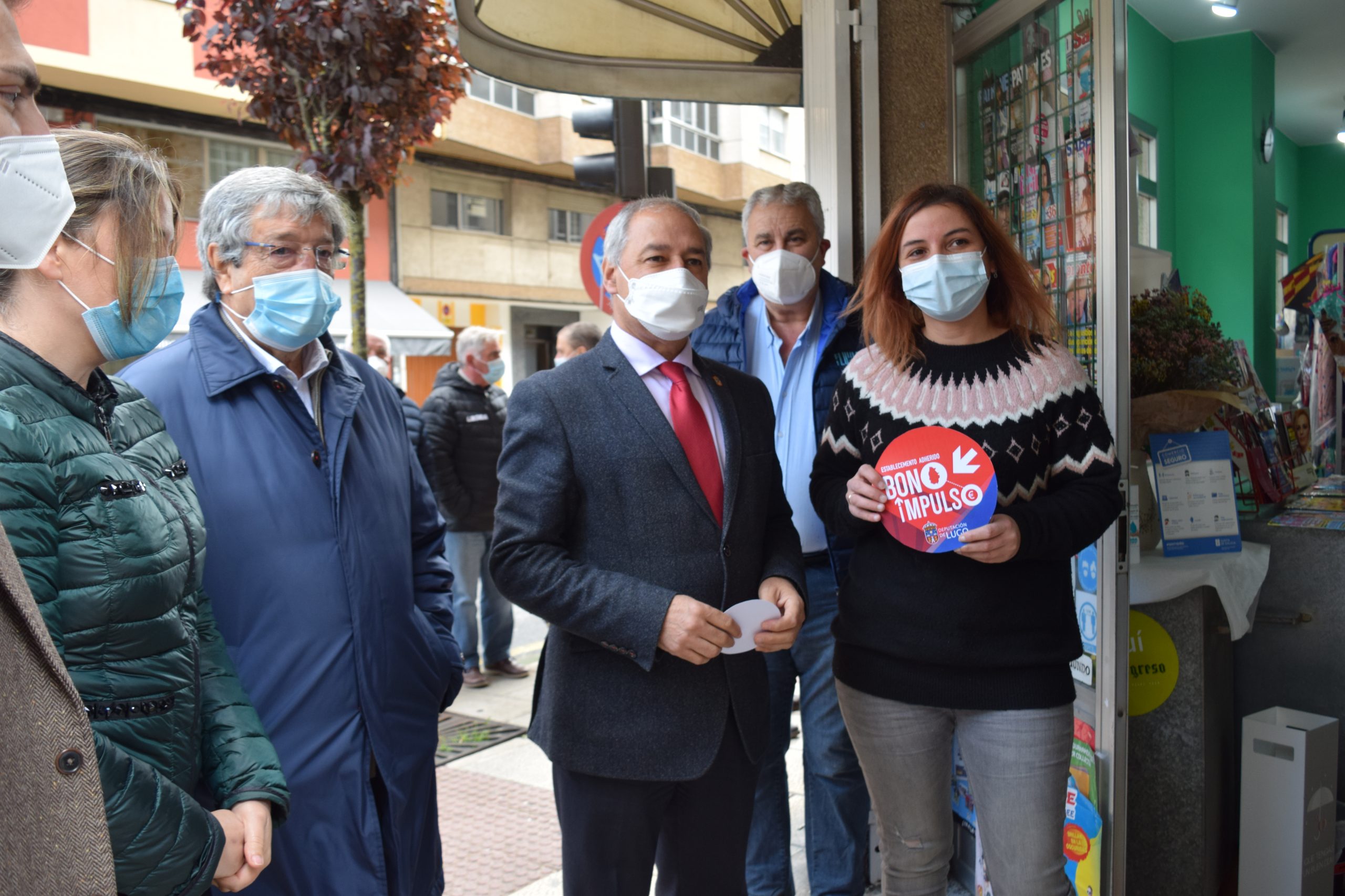 El presidente de la Diputación de Lugo, José Tomé Roca, visitando uno de los establecimientos adheridos a la iniciativa. | DIPUTACIÓN DE LUGO