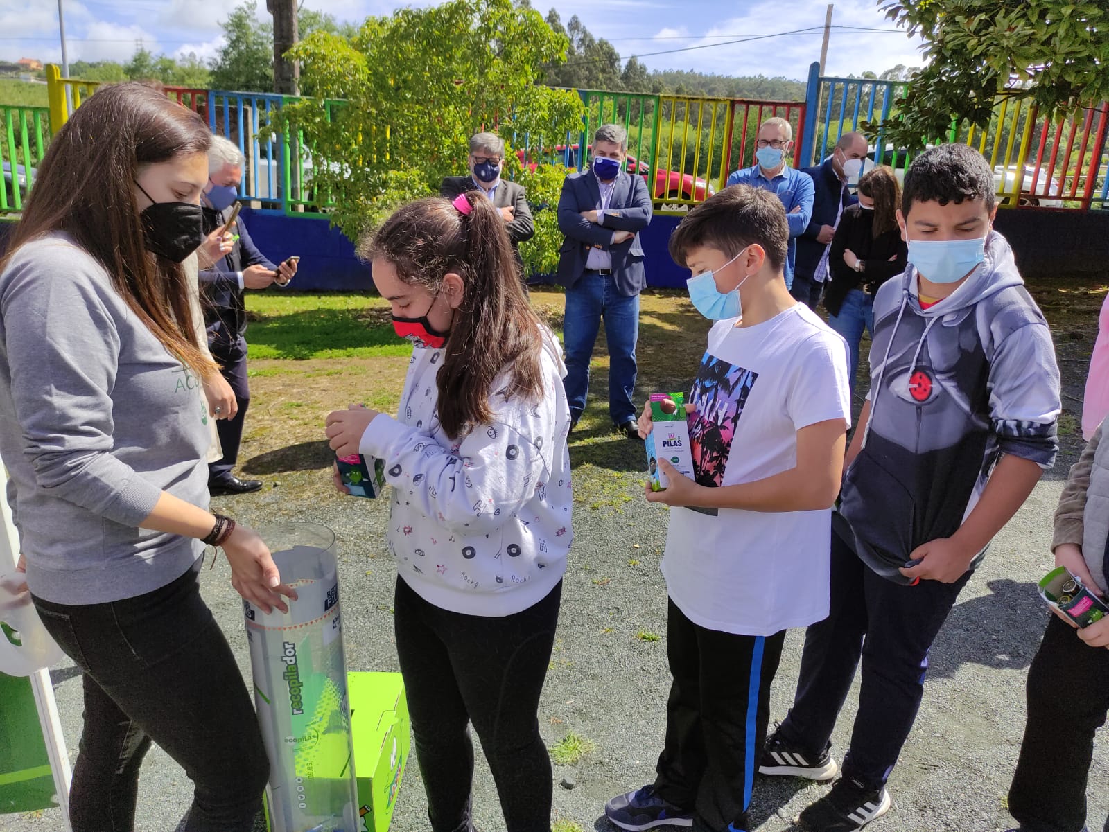 Los alumnos de 5º y 6º de primeraria del CEIP de Maciñeira de Neda reciclaron centenares de pilas usadas que recopilaron en sus hogares