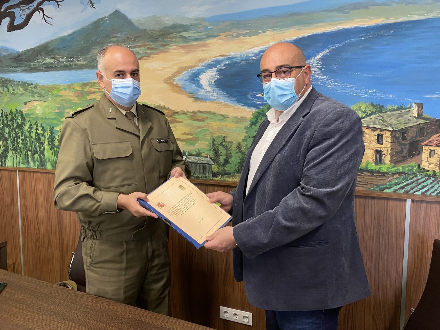 El teniente coronel Álvaro Vizoso entregó al alcalde de Valdoviño, Alberto González, el documento que corrobora la cesión de los viales