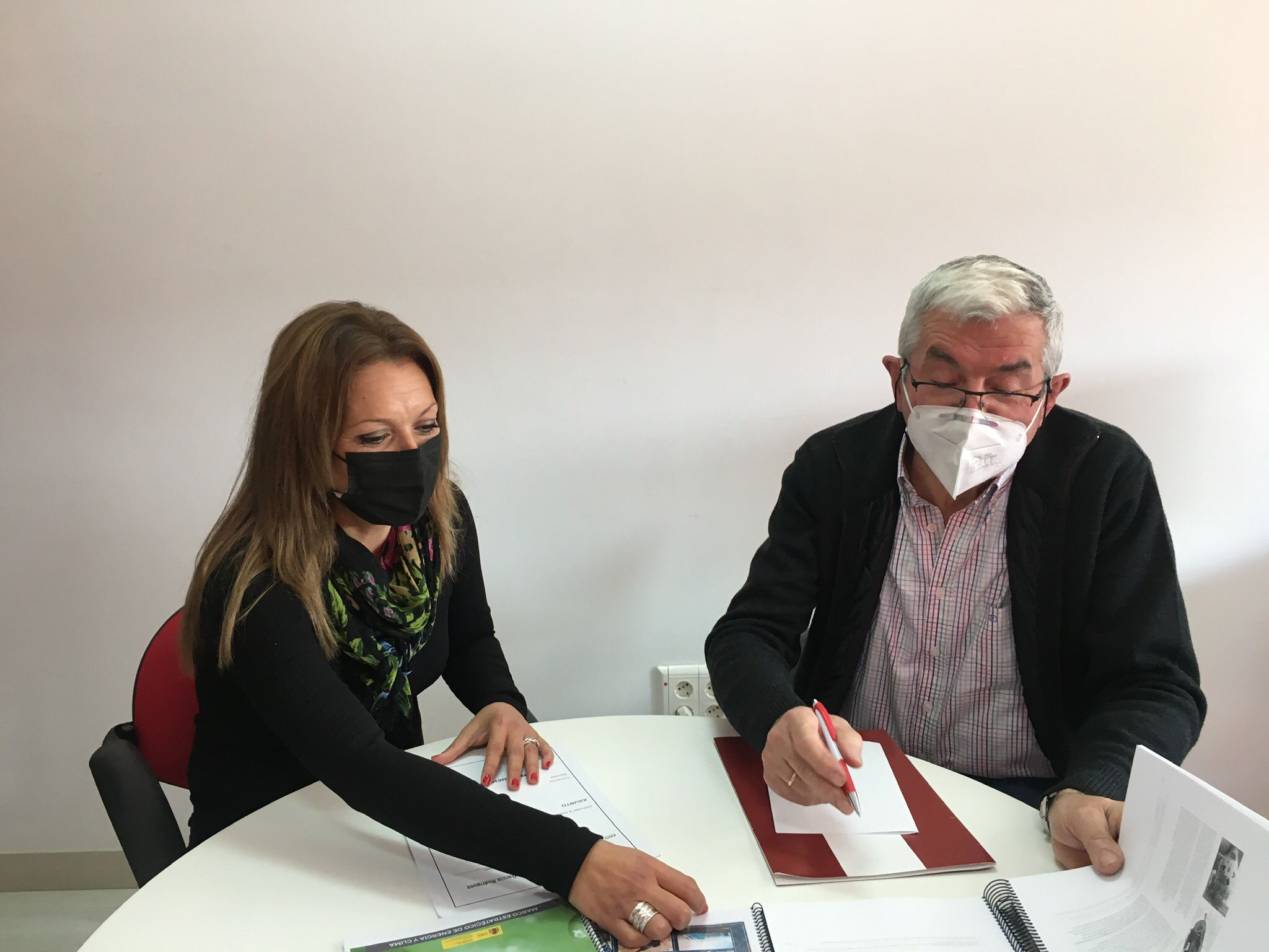 La concejala de Industria de As Pontes, Ana Pena, se reúne con el presidente de Seara, José Castro | AYUNTAMIENTO DE AS PONTES