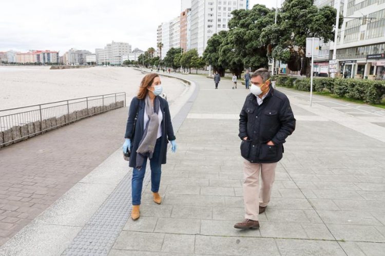 La alcaldesa y el jefe de seguridad ciudadana cuando se amplió el paseo marítimo. | CONCELLO DE A CORUÑA