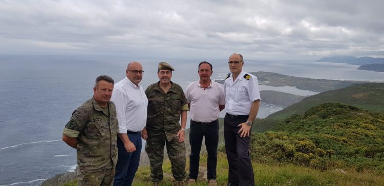 El alcalde de Valdoviño, Alberto González, con representantes de Defensa en la zona de las baterías