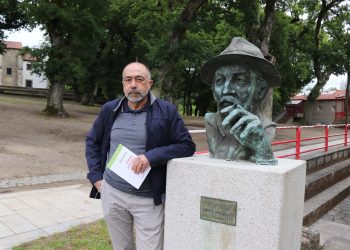 Vidal Blanco tras recoger el premio junto a la estatua de Roberto Vidal Bolaño. | CONCELLO DE BRIÓN