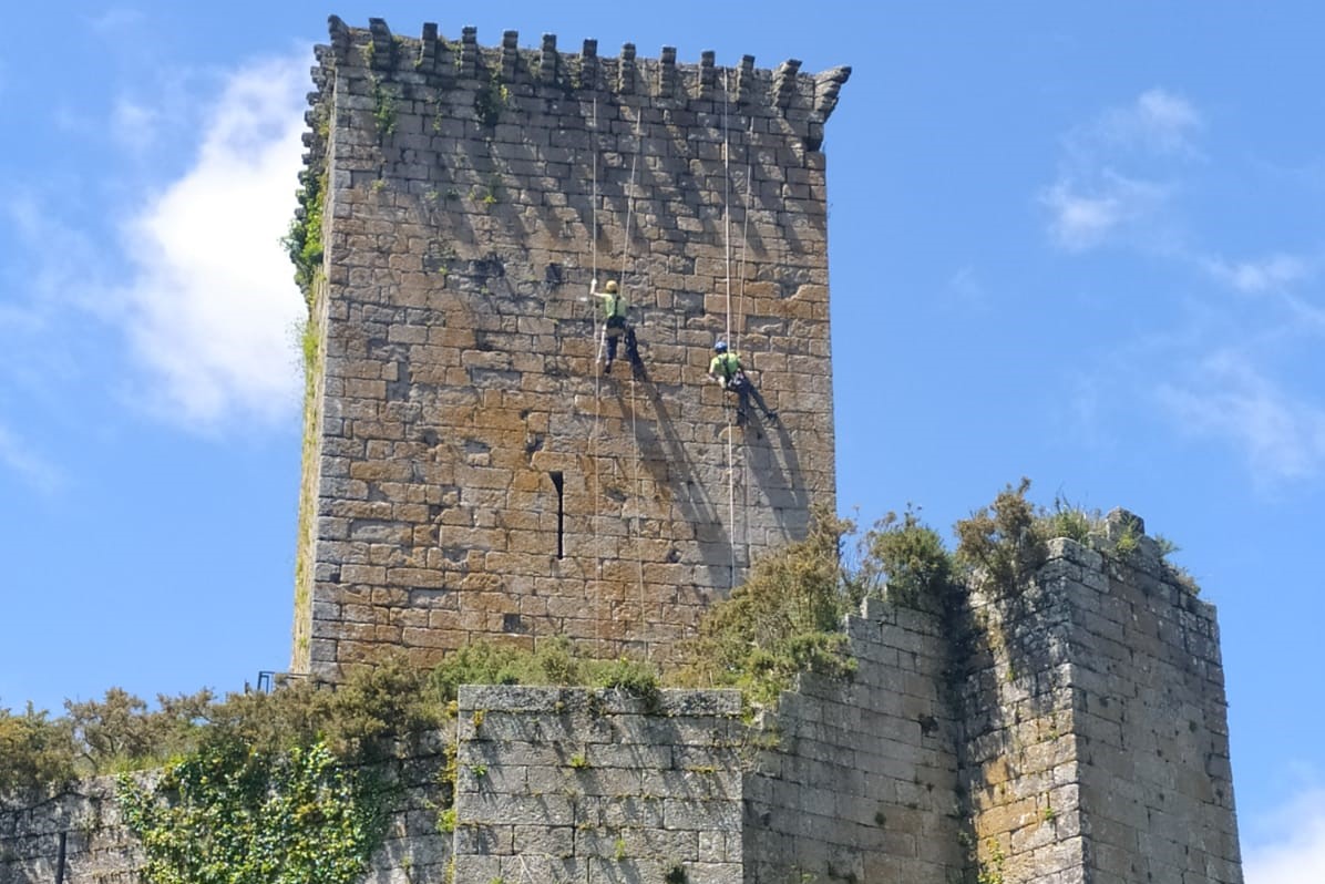 Limpiezas de mantenimiento en el castillo de Andrade