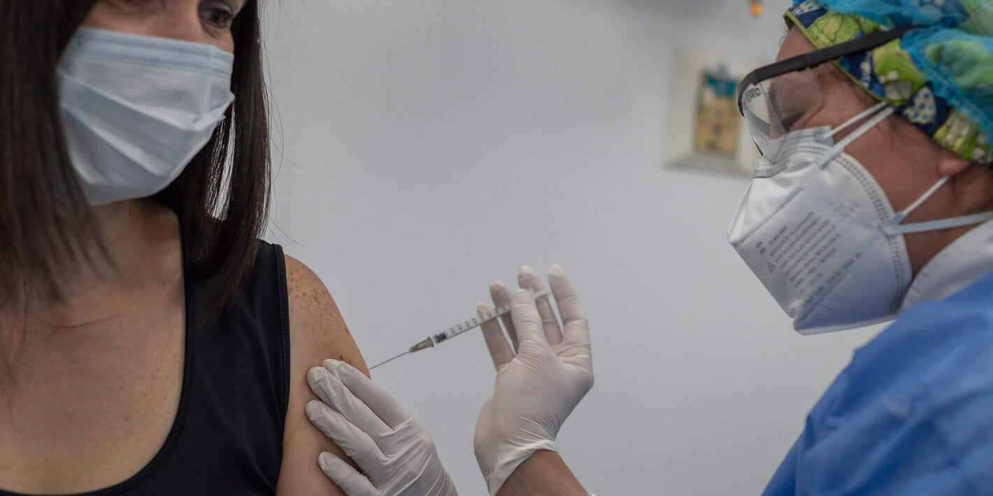 Más de 7.000 personas de entre 40 y 49 años recibieron su primera dosis de la vacuna desde el miércoles