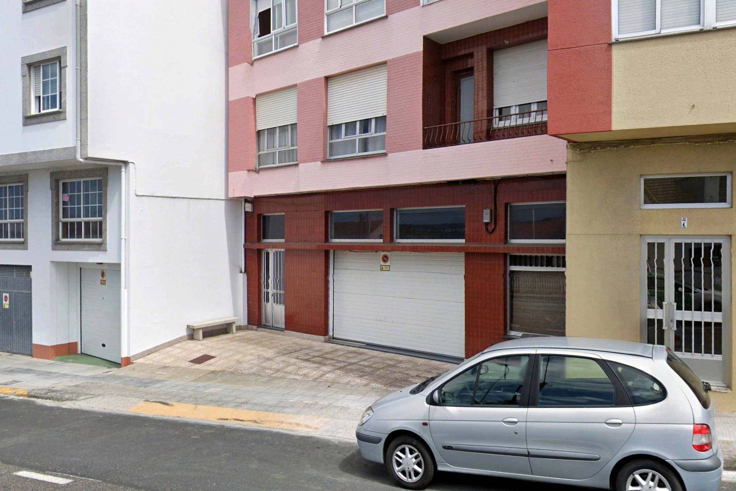 El incendio se declaró en el primer piso de este inmueble situado en el lugar de O Poulo