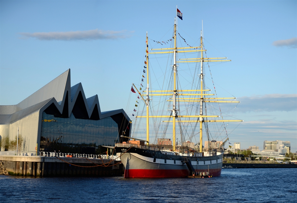 El bucle escuela Galatea atracado en Glasgow.