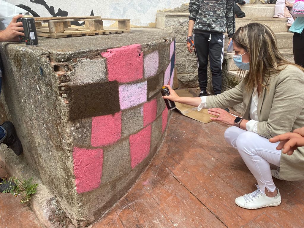 La alcaldesa, Lara Méndez, junto a los graffitis.