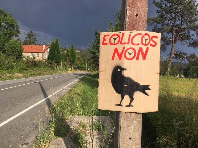 Cartel de protesta contra el proyecto eólico en Monfero