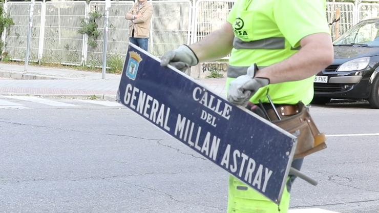 Retirada de la placa de la calle General Millan Astray, hoy renombrada como Plaza Das Atochas