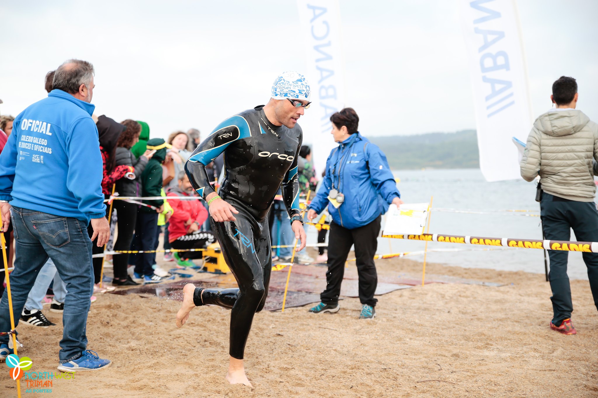 Un atleta disputa un triatlón