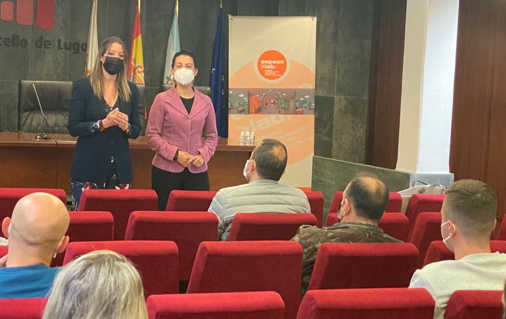 La alcaldesa y la concejala de igualdad en la inauguración del curso. | CONCELLO DE LUGO
