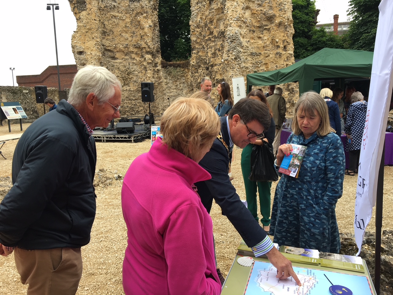 El alcalde de la ciudad de Reading en el stand del Camino Inglés