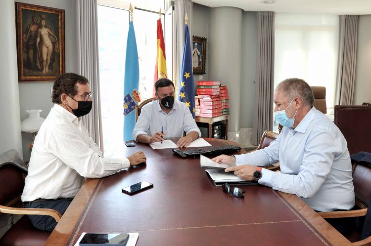 El alcalde de Dodro, Xabier Castro, se reúne con el presidente de la Diputación, Valentín González, y el diputado Antonio Leira | DIPUTACIÓN DE A CORUÑA