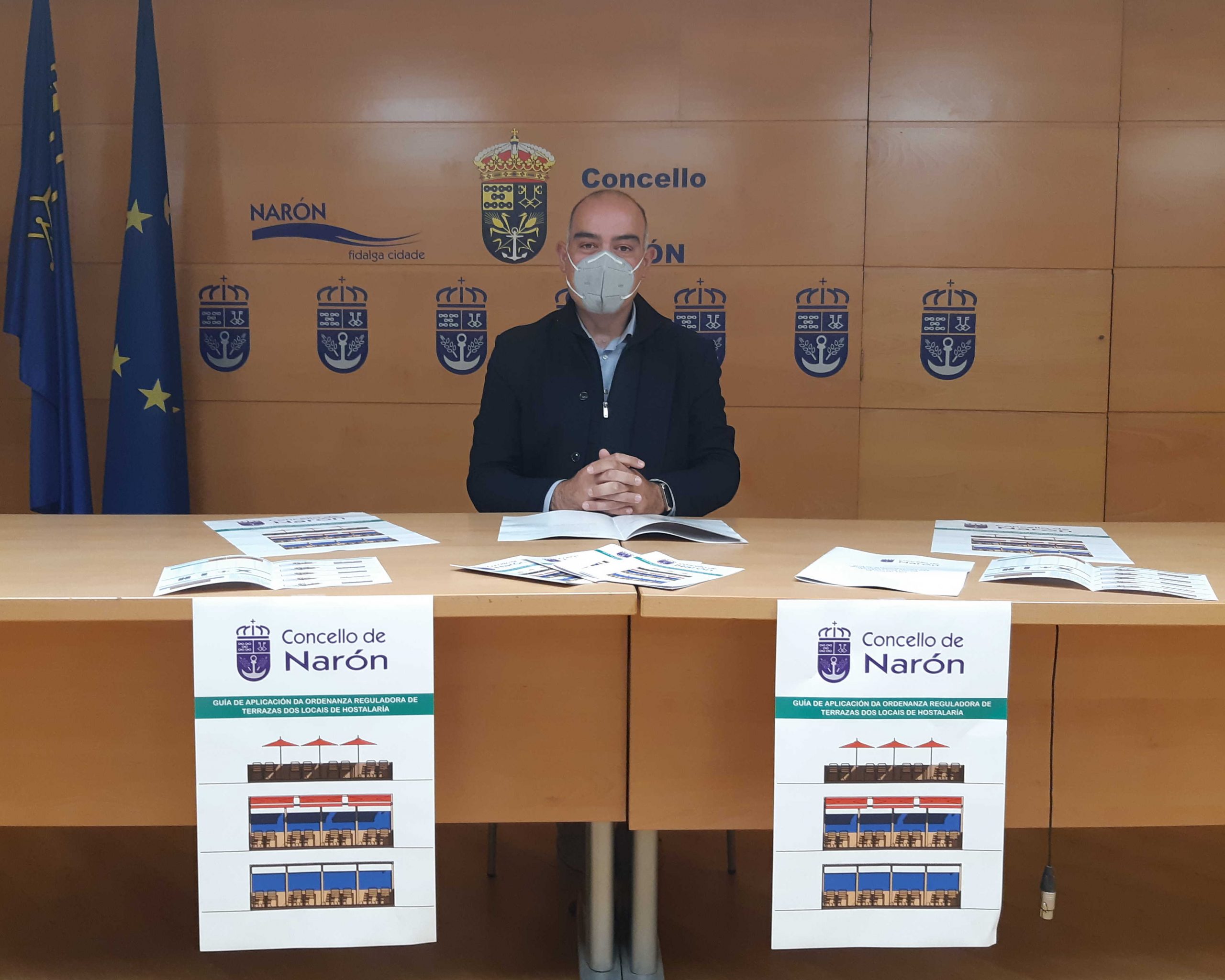 El edil de Promoción Económica, David Pita, presenta el díptico | AYUNTAMIENTO DE NARÓN