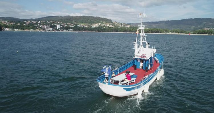 Barco que realiza las rutas por la ría de Ares