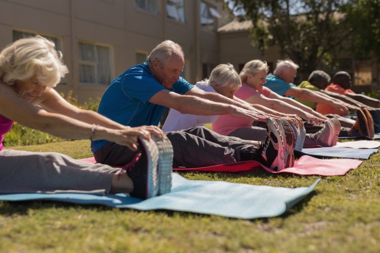 Un grupo de personas mayores realizan ejercicio