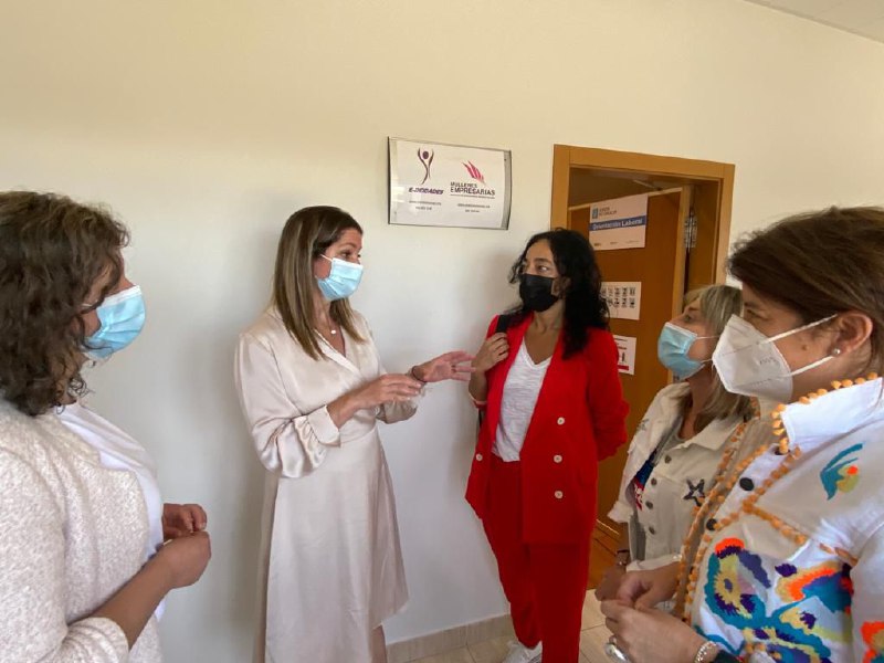 La alcaldesa de Lugo, Lara Méndez, con chaqueta rosa, acompañada del equipo de "Desenvolvemento Local".