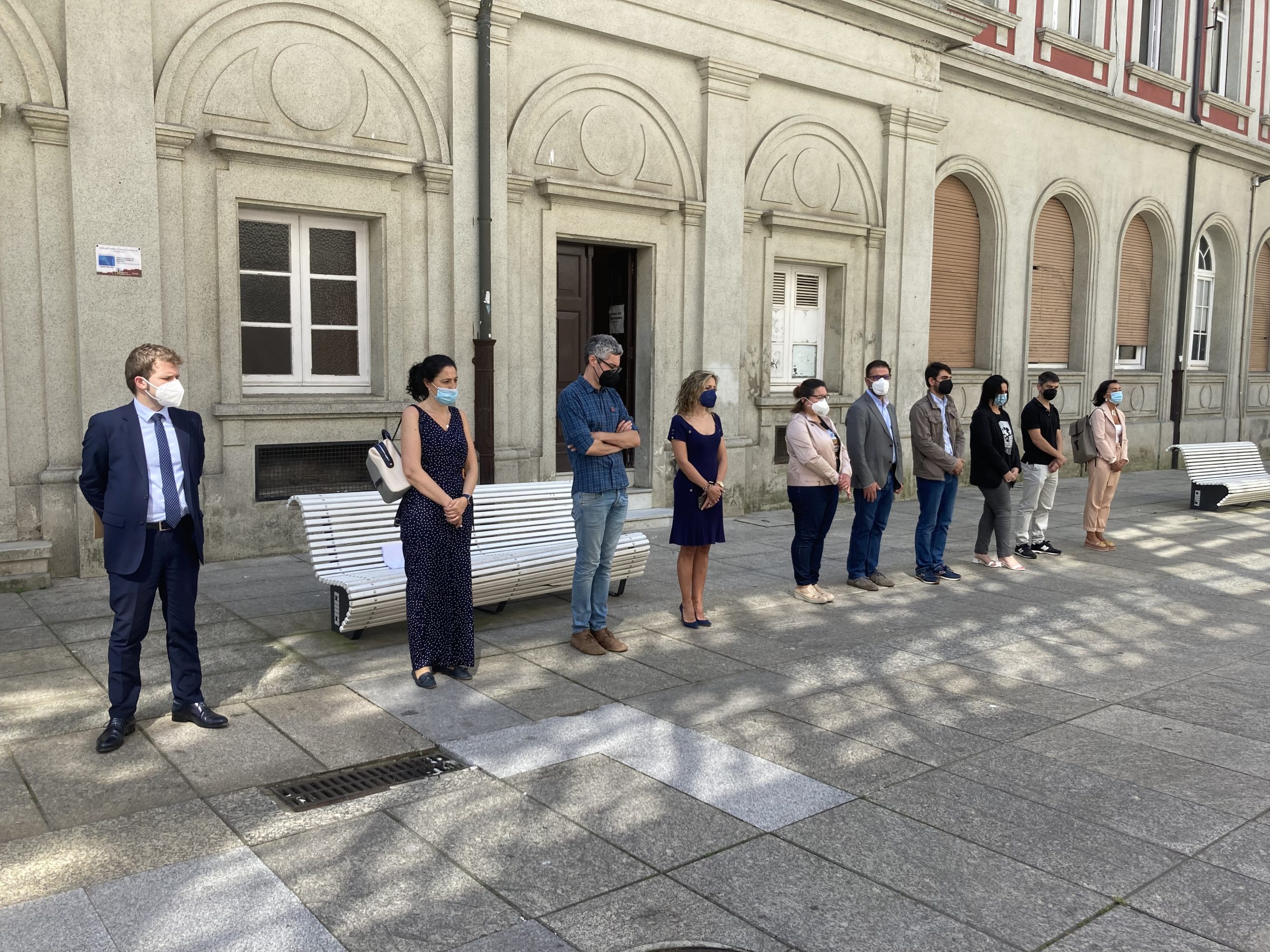 Los representantes municipales de Ferrol durante el minuto de silencio de este mediodía