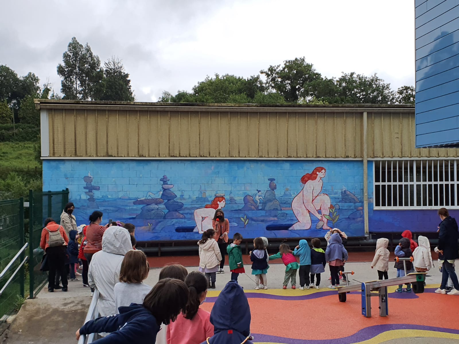 Los escolares acudieron a la inauguración de esta pieza artística
