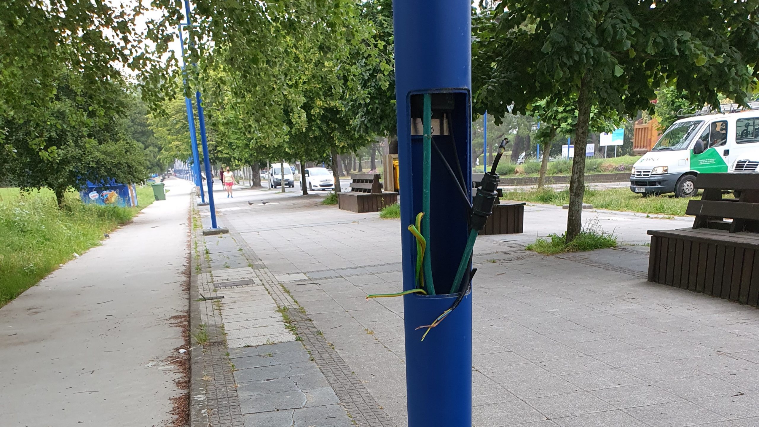Así quedaron algunas de las farolas del paseo de A Magdalena
