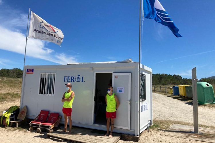 Archivo - Socorristas en la playa de Ponzos